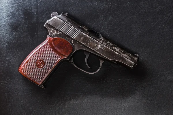 Pistola semiautomática en cuero negro — Foto de Stock