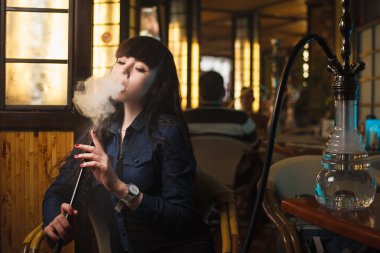 nargile ile güzel bir genç kadın
