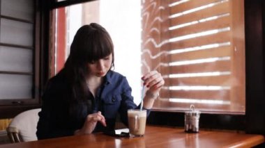 Kafede Smartphone kullanan genç kız