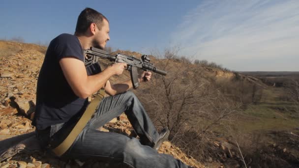 Man firing customised russian machine gun, wide — Stock Video