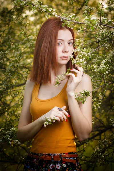 红发女孩走在夕阳的光线在森林下 — 图库照片