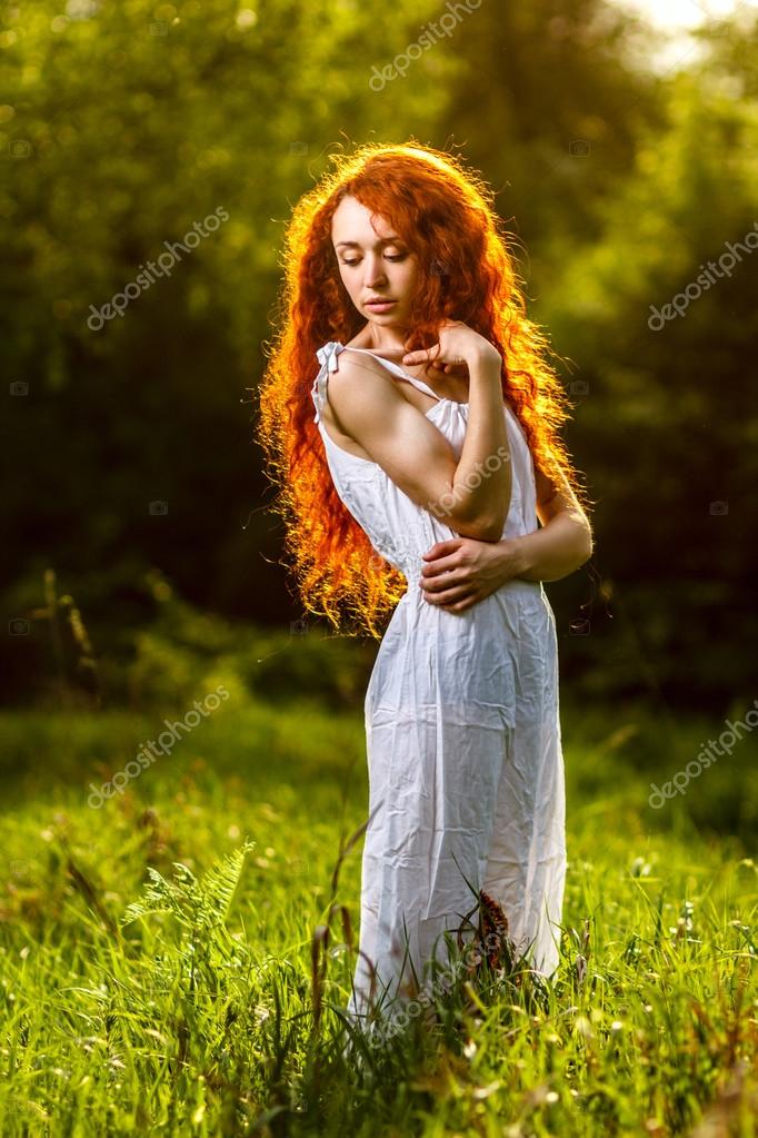 Rude Dziewczyny Chodzenie Pod Promienie Słońca Lasu — Zdjęcie Stockowe © Mrakor 107816674