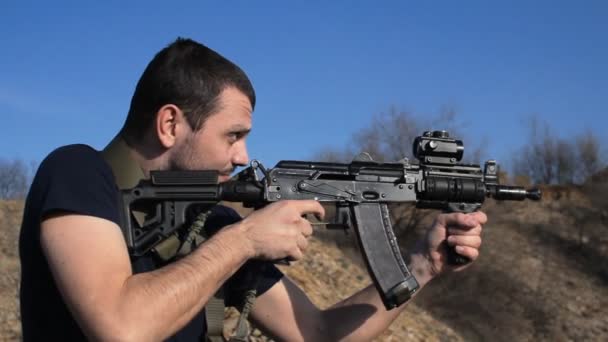 Hombre disparando ametralladora rusa personalizada, medio — Vídeos de Stock