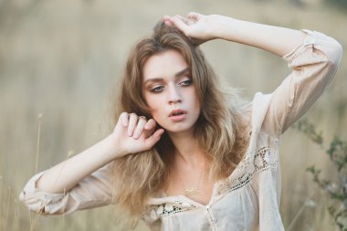 Genç seksi model bir alanda gün batımında poz