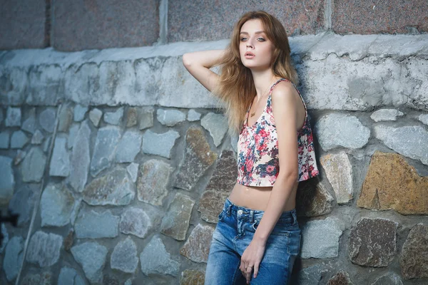 Fiatal szexi modell jelentő régi viharvert fal közelében — Stock Fotó