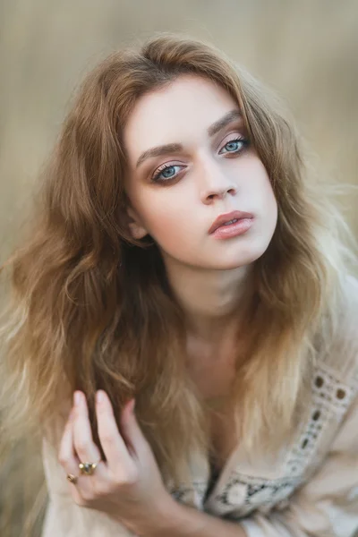 Young sexy model posing in a field at sunset — Stock Photo, Image