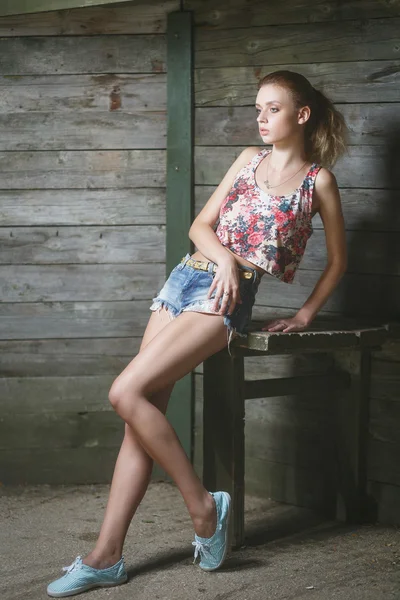 Jovem modelo sexy posando perto de parede de madeira velha — Fotografia de Stock