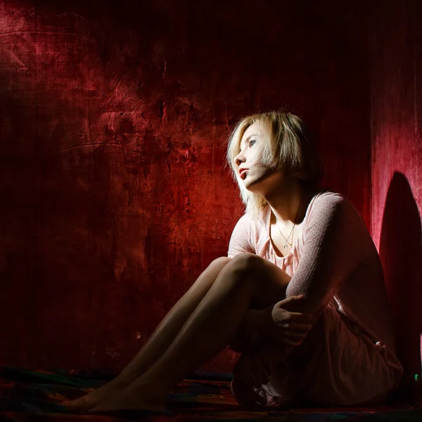 Sorgliga ghost digitala flicka på röda grunge vägg — Stockfoto
