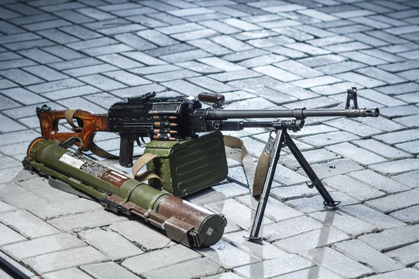 PKM y RPG-18 en el suelo — Foto de Stock