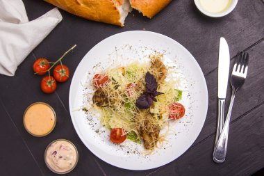 Tavuklu Sezar salatası