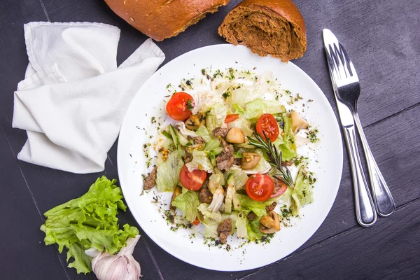 Salat mit geschnittenen Champignons und Gemüse — Stockfoto