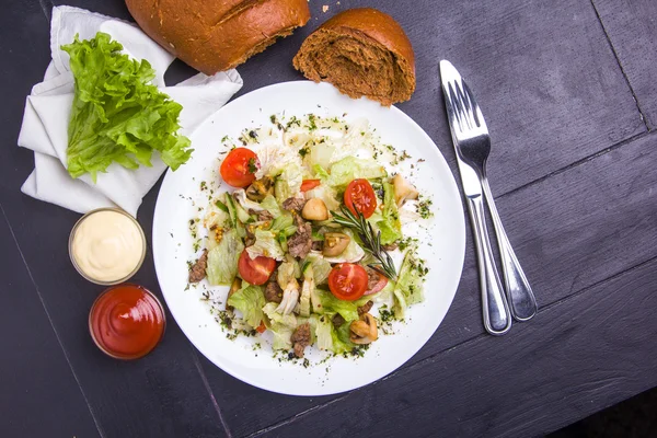 Salat mit geschnittenen Champignons und Gemüse — Stockfoto