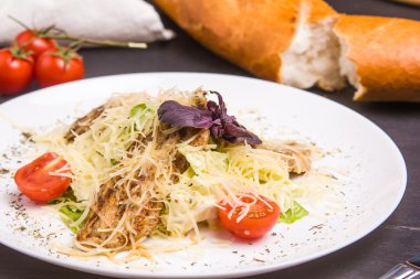 Tavuklu Sezar salatası