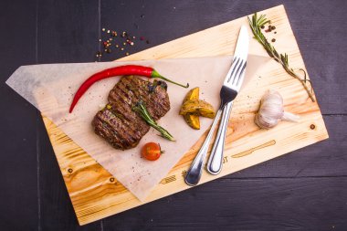 Bir tabakta sebze ızgara dana biftek