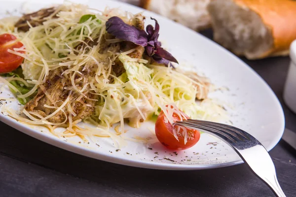 Caesar-Salat mit Huhn — Stockfoto