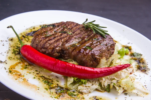 Grilovaná telecí steak se zeleninou na talíři — Stock fotografie