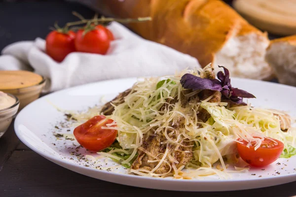 Caesar-Salat mit Huhn — Stockfoto