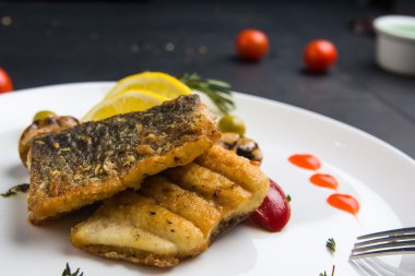 Bir tablo üzerinde ev yapımı patates kızartması