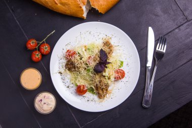 Tavuklu Sezar salatası