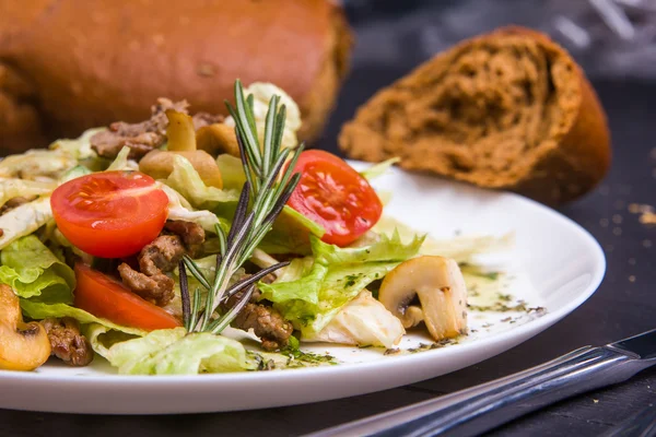 Salat mit geschnittenen Champignons und Gemüse — Stockfoto