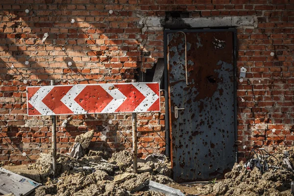 Заблокована осколковою цегляною стіною, дверима та знаком — стокове фото