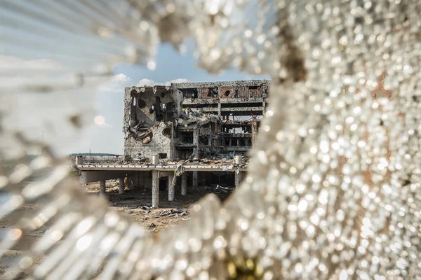 Широкий кут зору аеропорту руйнується через скло — стокове фото