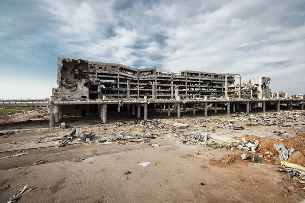 Brede hoekmening van donetsk luchthaven ruïnes — Stockfoto