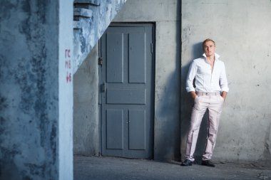 Yakışıklı genç adam açık moda çekimi