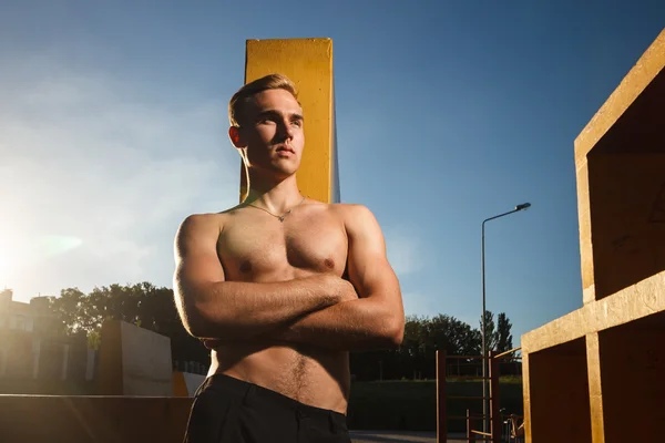 Junger, fitter Mann ohne Hemd übt auf Sportplatz im Freien — Stockfoto