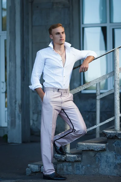 Knappe jonge man buiten mode-shoot — Stockfoto