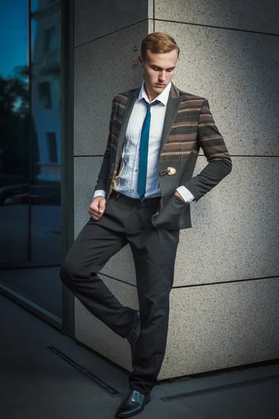 站在现代办公室附近的年轻英俊成功时尚商人 — 图库照片