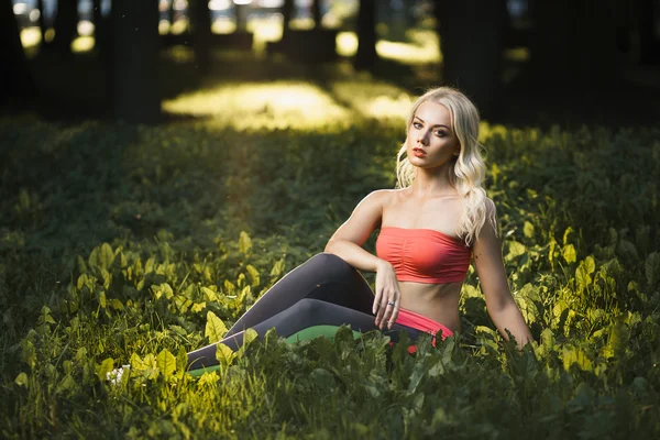 Joven chica fuerte hacer ejercicios durante el entrenamiento en la calle —  Fotos de Stock