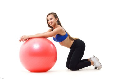 Güzel eğitmen ile çalışma dışarı top beyaz izole uyum