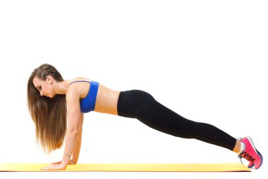 Güzel eğitmeni yoga mat beyaz izole ile çalışma dışarı