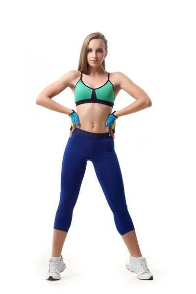 Mutlu güzel kadın fitness eğitmeni olarak izole beyaz çalışma