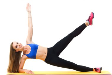Güzel eğitmeni yoga mat beyaz izole ile çalışma dışarı