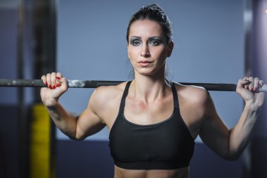 Güçlü çekici kaskadın Crossfit eğitmen barbell ile egzersiz yapmak