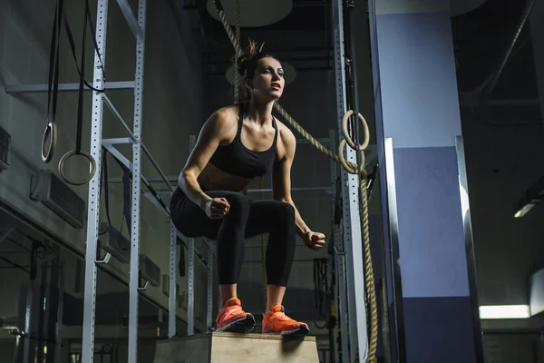 Kraftvolle muskulöse Crossfit-Trainerin springt beim Training im Fitnessstudio — Stockfoto