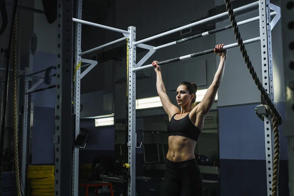 Puissant attrayant femme CrossFit formateur faire tirer vers le haut pendant l'entraînement — Photo