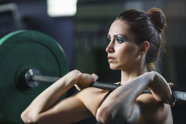 Potente mujer muscular atractiva CrossFit entrenador hacer ejercicio con barra — Foto de Stock