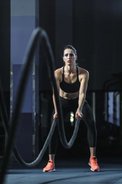 Güçlü çekici kas Crossfit eğitmen egzersiz halatlar ile savaş