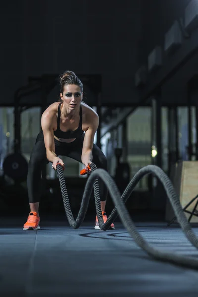 Güçlü çekici kas Crossfit eğitmen egzersiz halatlar ile savaş