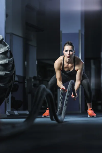 Potente allenatore CrossFit muscolare attraente fare allenamento di battaglia con le corde — Foto Stock