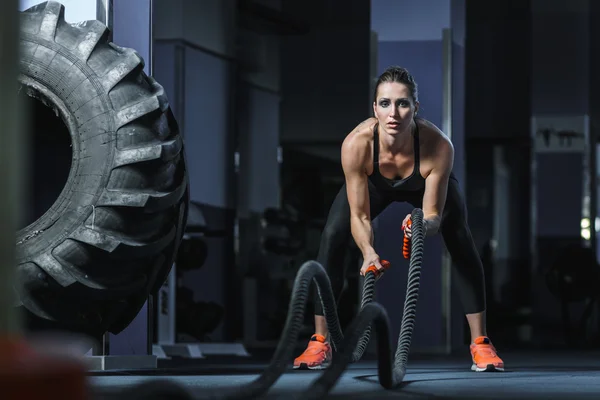 Güçlü çekici kas Crossfit eğitmen egzersiz halatlar ile savaş