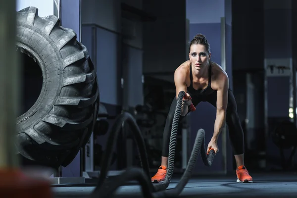 Güçlü çekici kas Crossfit eğitmen egzersiz halatlar ile savaş