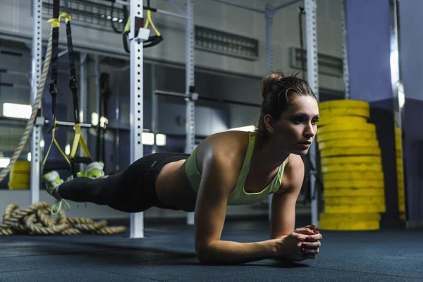 Attraente donna muscolare CrossFit trainer stare in tavola durante l'allenamento — Foto Stock