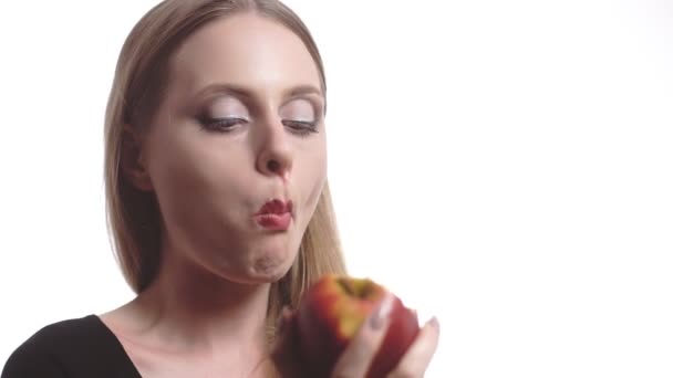 Krásná mladá žena s červenými rty jablko