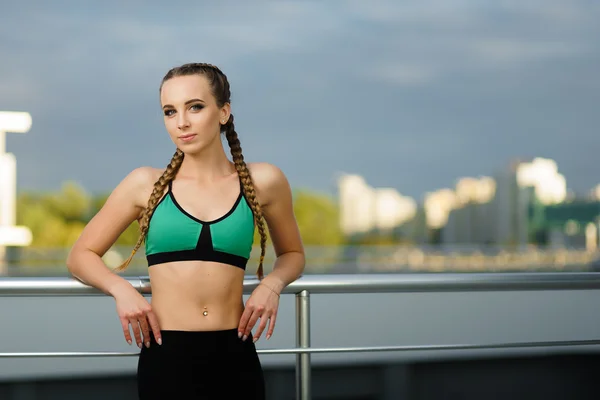 Aantrekkelijke fitness meisje doen workout in moderne stedelijke gebied zonsondergang — Stockfoto