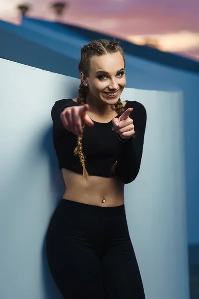 Atractiva chica de fitness hacer ejercicio en el área urbana moderna puesta de sol —  Fotos de Stock