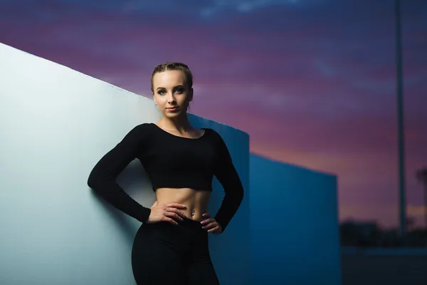 Séduisante fille de remise en forme faire de l'exercice au coucher du soleil urbain moderne — Photo